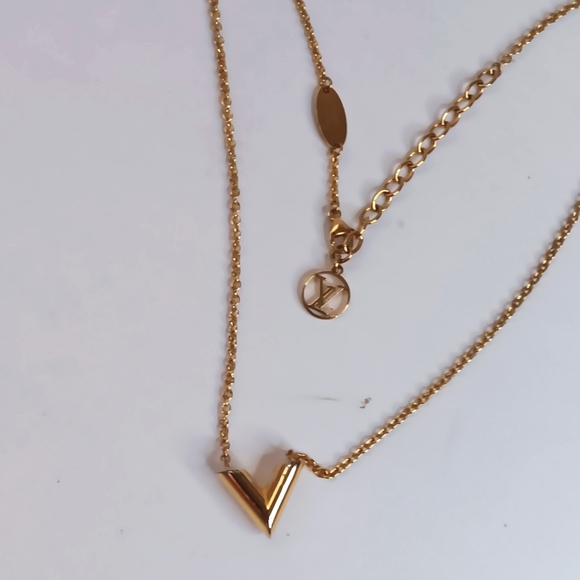 Louis Vuitton ✨️ Essentials V Necklace Gold - Picture 15 of 17